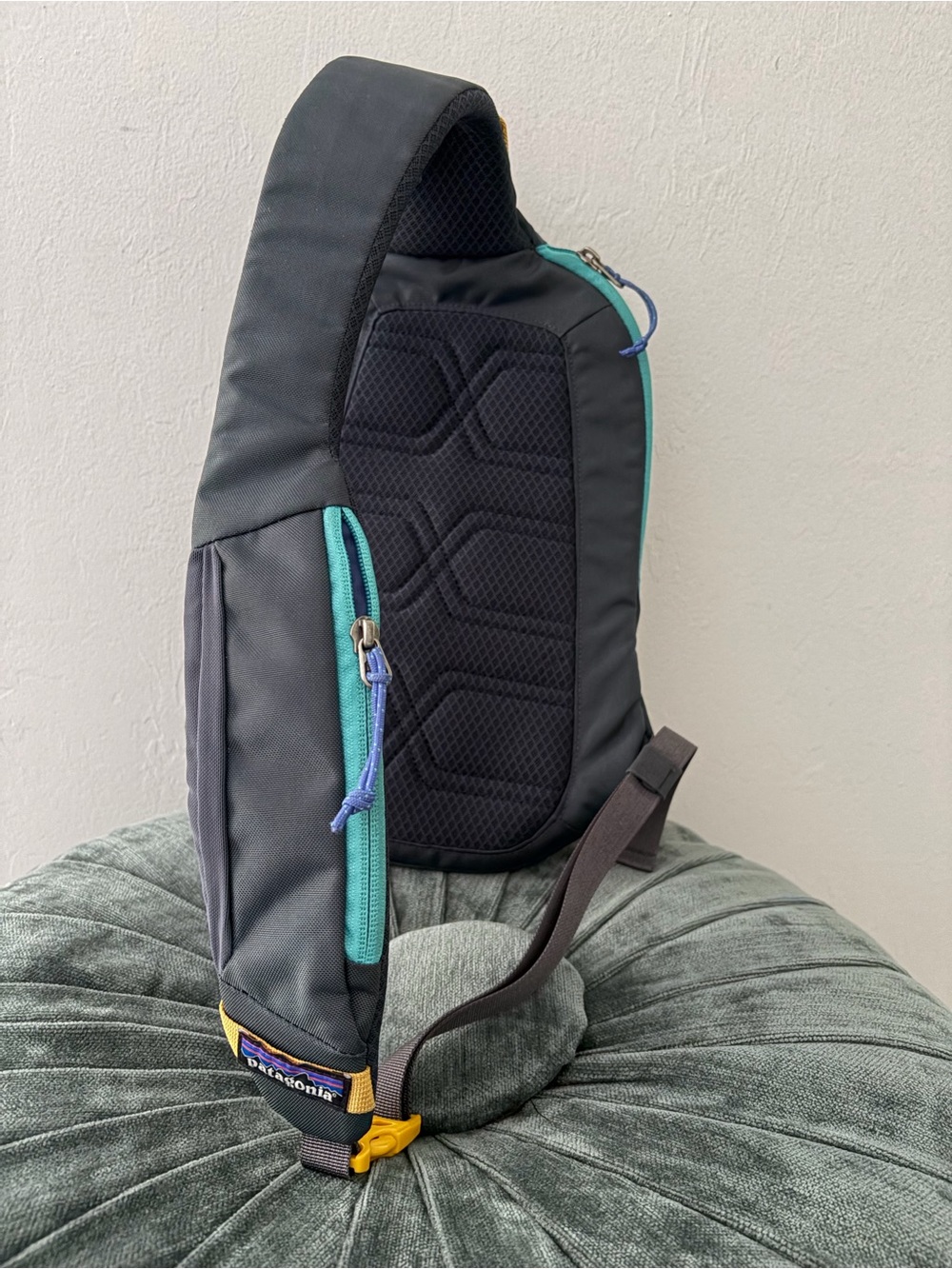 Patagonia Atom Sling Bag 8L Colorblock Green Blue Yellow Like New - Picture 4 of 8